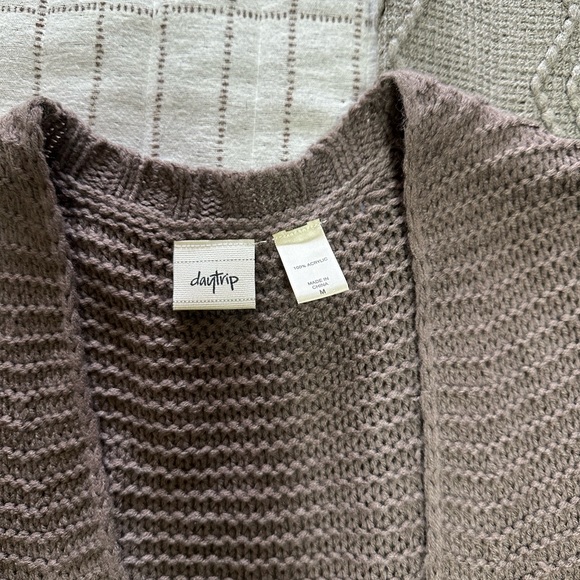 Size M DAYTRIP Cardigan - Picture 2 of 2